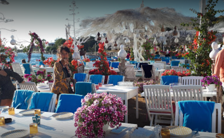 Gümüşlük Kırmızı Cafe Bodrum