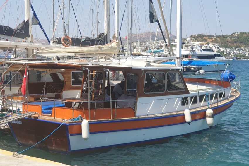 Klasik ahşap tasarımı ve modern donanımlarıyla Anastasia özel tur teknesi, Bodrum limanında sizi bekliyor