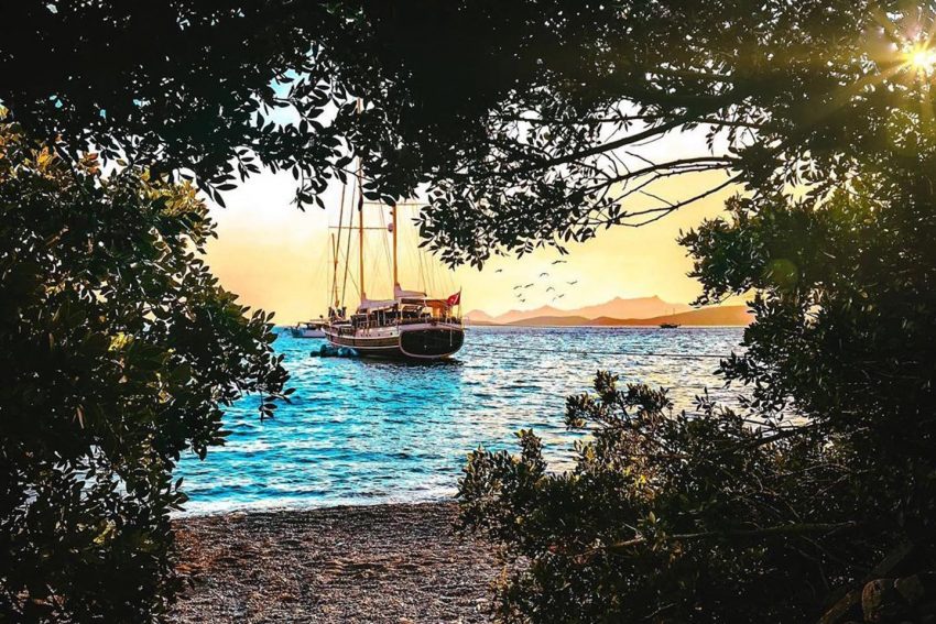 Bodrum Gümbet tekne gezisi,konforlu ve macera dolu bir gemi turu deneyimi için kıyıya yanaşmış gulet ile hayallerinizi süsleyen o tatil karesi.