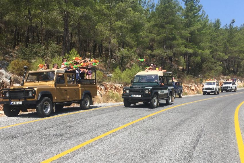 Bodrum Jeep Safari turundaki eğlenceli su savaşı anı.
