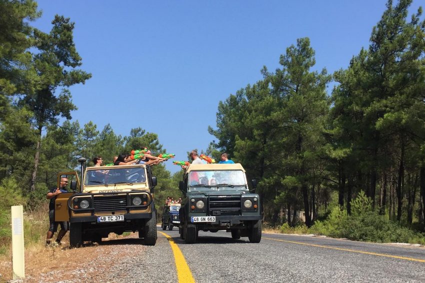 Bodrum Jeep Safari turundaki eğlenceli su savaşı anı.