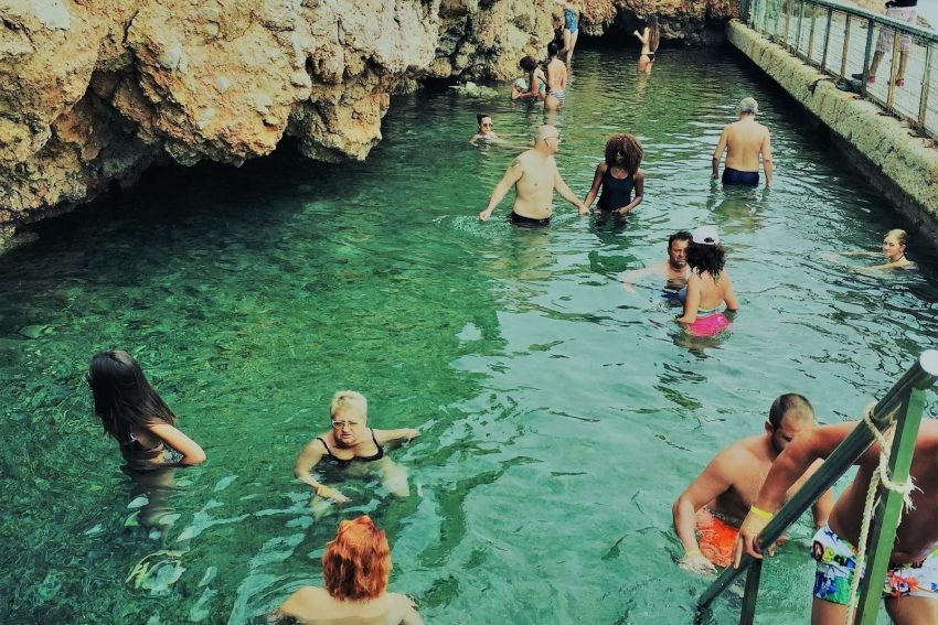 Bodrum tekne gezisi yolcuları Karaada sıcak su mağarasında.