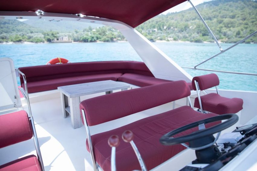 bodrum-torba-motoryat-kiralama (7) orba manzaralı lüks motoryatın bordo minderli flybridge dinlenme ve yemek alanı.