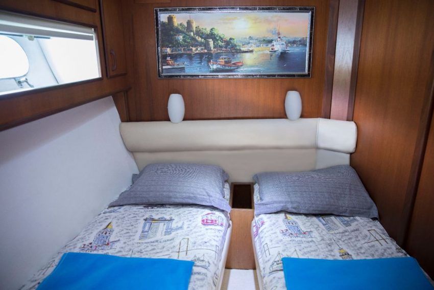 bodrum-torba-motoryat-kiralama (8) Bodrum Torba günlük kiralık motoryat seçenekleri arasında konaklama konforuyla öne çıkan; iki ayrı yataklı, klimalı ve modern tasarımlı iç kabin görünümü.