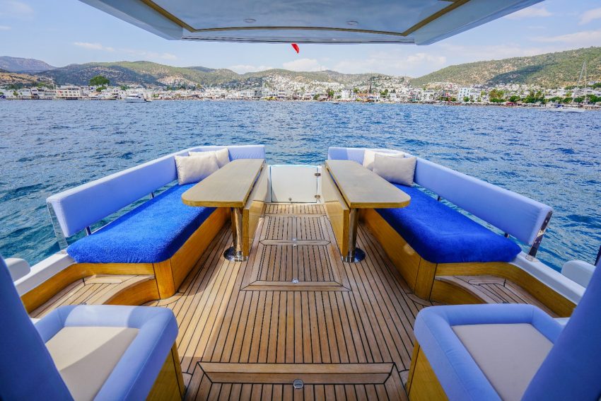 muge (1) Bodrum özel tekne kiralama hizmetinde geniş aileler için ideal konforu sağlayan; çift masalı, deniz manzaralı ve arka platformlu Müge teknesi.