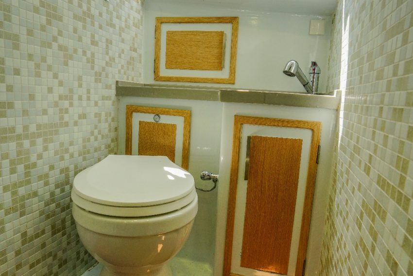muge (4) Müge özel tur teknesinin ahşap zeminli, temiz ve modern banyo/tuvalet alanı