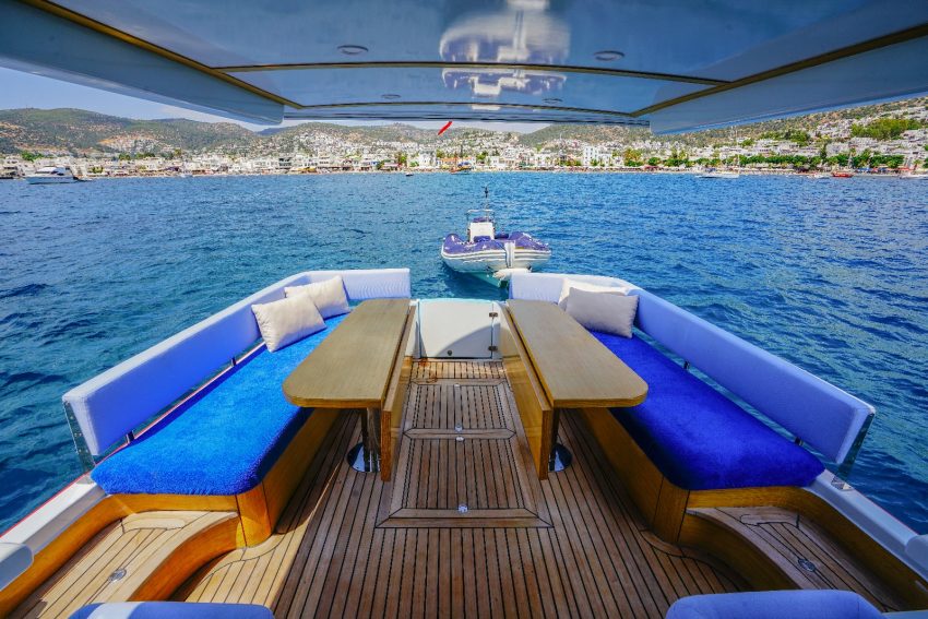 muge (7) Bodrum manzarasına karşı Müge özel teknesinin çift masalı arka güverte yemek alanı